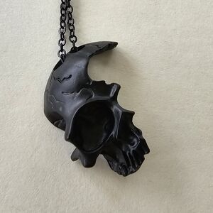💀 Cracked Black Skull Necklace
